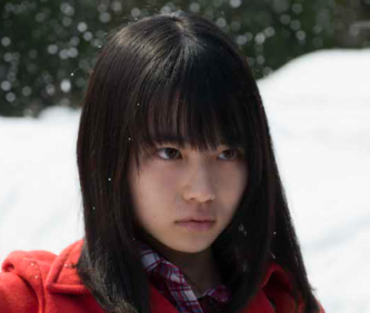 山田杏奈が雪の中で真剣な表情をしている
